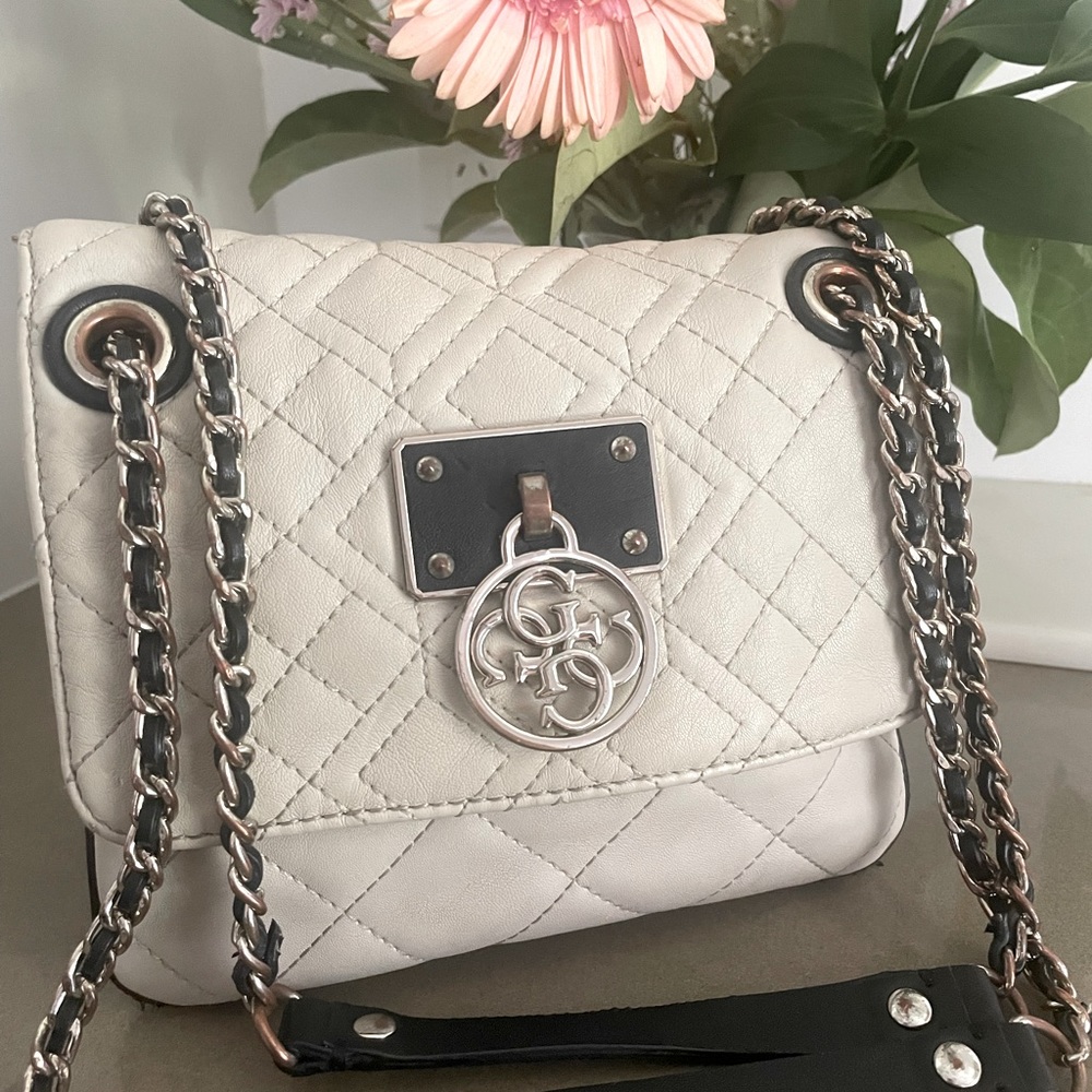 BLACK AND WHITE SMALL GUESS HANDBAG! - Picture 4 of 5
